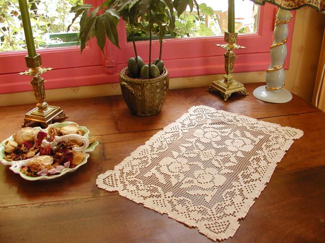 Superb table centre in hand-made fillet lace with roses pattern 1930