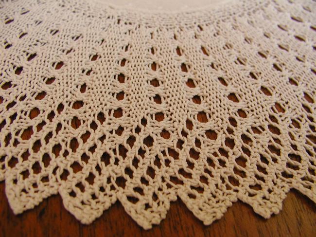 Lovely round doily in damask with knitted lace