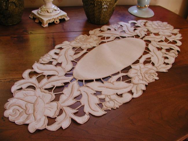 Superb oval table runner with hand-embroidered Richelieu roses 1920