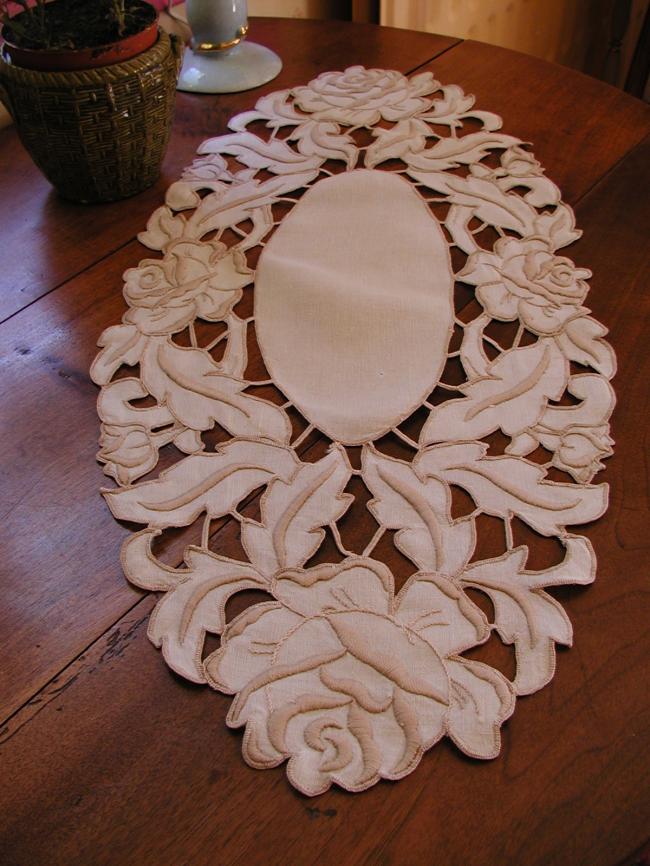 Superb oval table runner with hand-embroidered Richelieu roses 1920