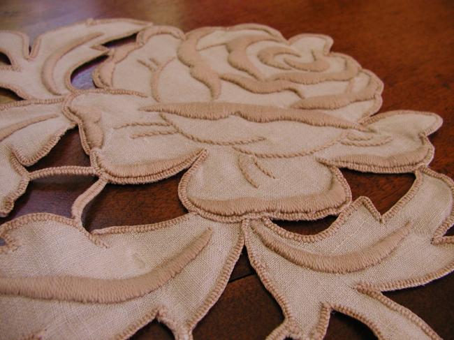 Superb oval table runner with hand-embroidered Richelieu roses 1920
