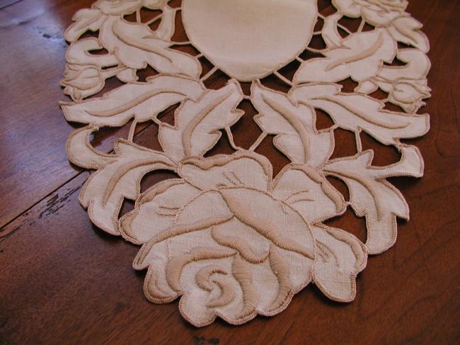 Superb oval table runner with hand-embroidered Richelieu roses 1920
