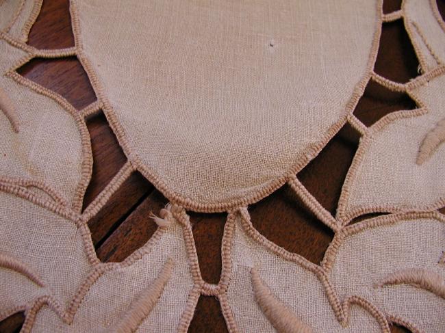 Superb oval table runner with hand-embroidered Richelieu roses 1920