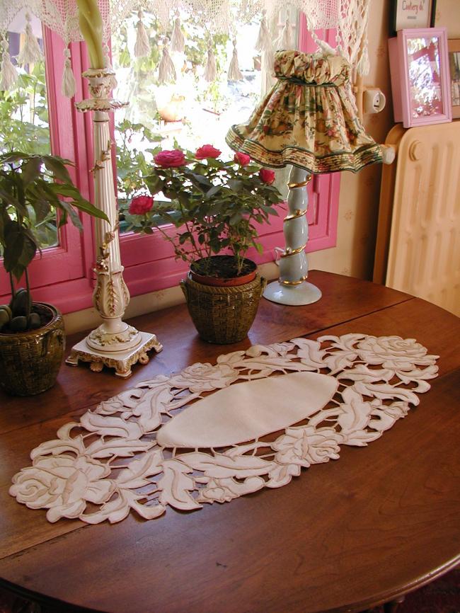 Superb oval table runner with hand-embroidered Richelieu roses 1920
