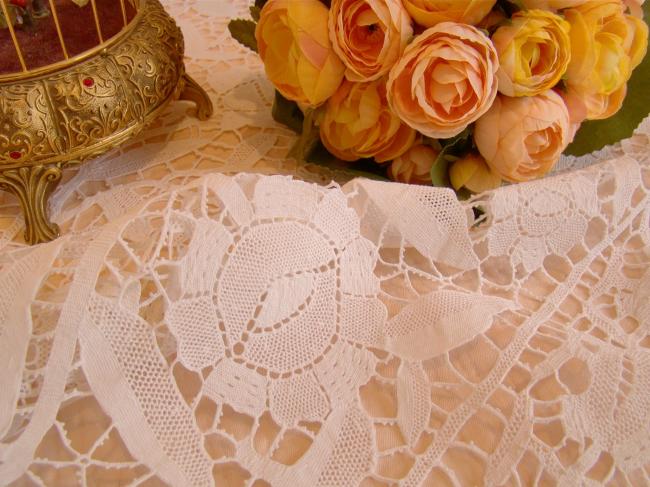 Linge ancien:  nappe en dentelle de Venise faite à la main ...de toute beauté !