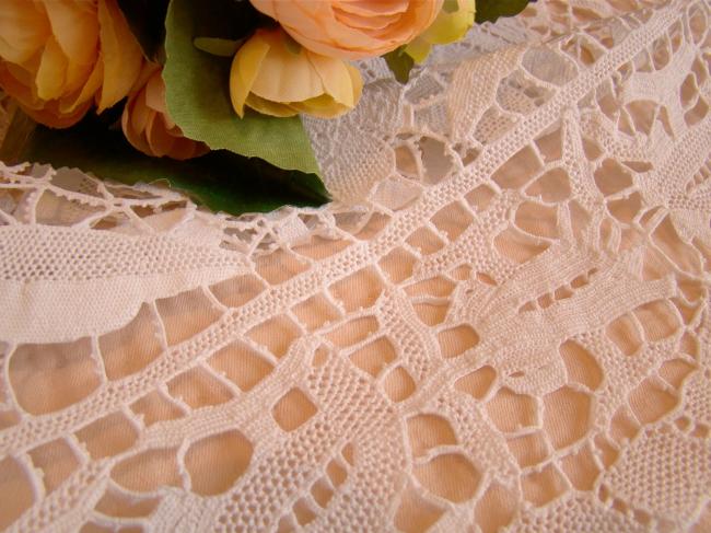 Linge ancien:  nappe en dentelle de Venise faite à la main ...de toute beauté !