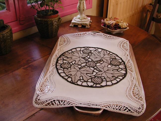 Superb round table centre with hand-embroidered Vine leaves in Richelieu