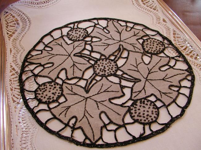 Superb round table centre with hand-embroidered Vine leaves in Richelieu