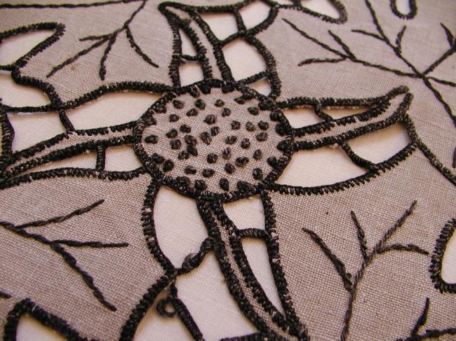 Superb round table centre with hand-embroidered Vine leaves in Richelieu