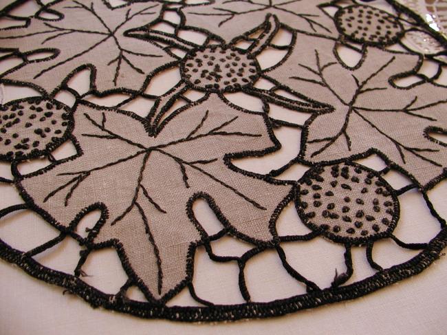 Superb round table centre with hand-embroidered Vine leaves in Richelieu