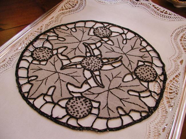 Superb round table centre with hand-embroidered Vine leaves in Richelieu