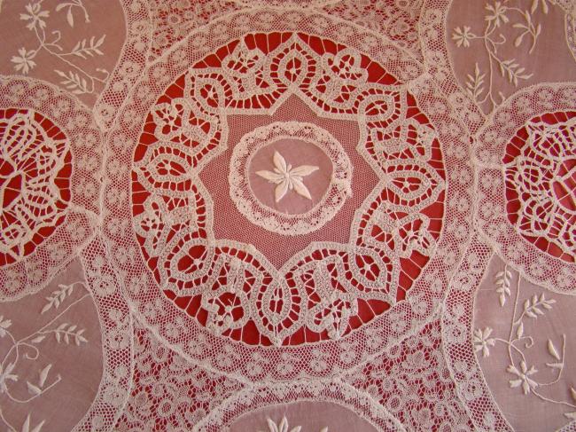 Merveilleux centre de table en dentelle de fond de bonnet et Valenciennes 1900