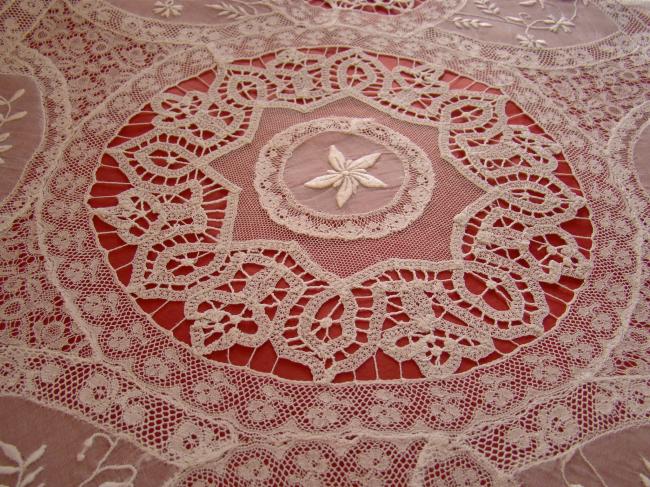 Merveilleux centre de table en dentelle de fond de bonnet et Valenciennes 1900