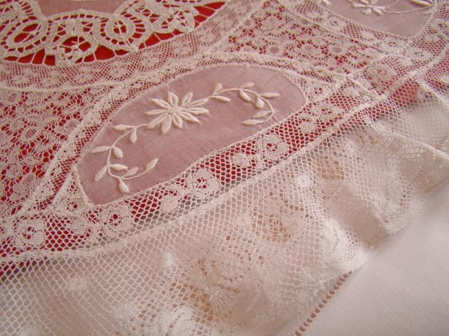 Merveilleux centre de table en dentelle de fond de bonnet et Valenciennes 1900