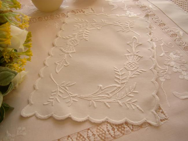 Superbe napperon en broderie Mountmellick, avec fleurs de fushia