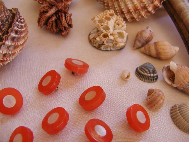 Superbes boutons en bakélite orange avec coeur de nacre incrusté 1920