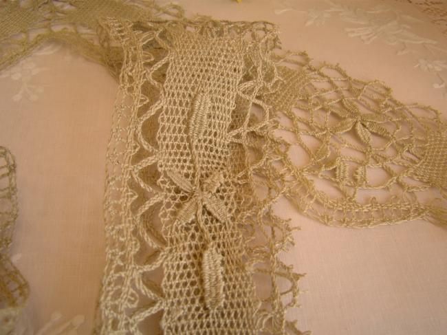 Deux magnifiques encadrements en dentelle de Cluny pour centre de table 1900