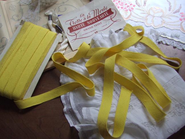 Galon tresse de couleur jaune, en coton 'grand teint' 1950 'Haute Nouveauté'