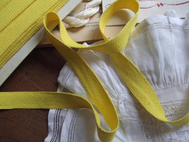 Galon tresse de couleur jaune, en coton 'grand teint' 1950 'Haute Nouveauté'