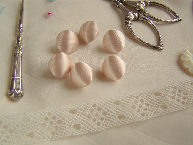 Joli bouton demi-boule recouvert de satin de coton de couleur beige rosé