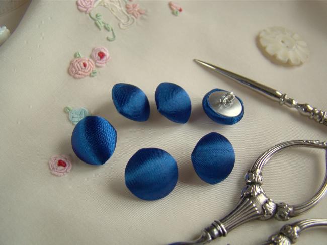 Joli bouton demi-boule recouvert de satin de coton de couleur bleu électrique