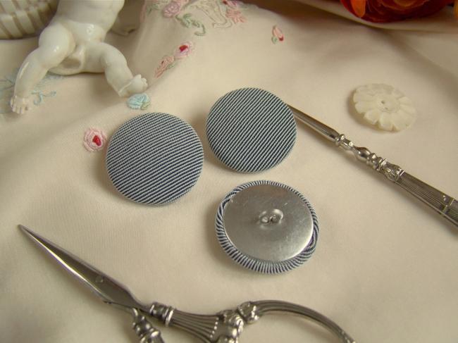 Joli bouton demi-bombé recouvert de tissu à fines côtes, gris et noir
