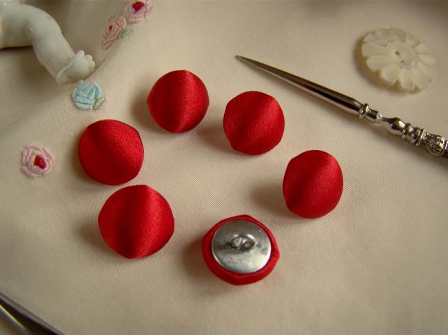 Joli bouton demi-boule recouvert de satin de coton de couleur rouge vif