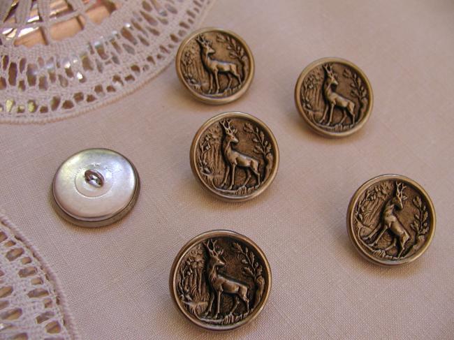 Belle série de 6 boutons de Vénérie en métal argenté, décor de cerf et chêne