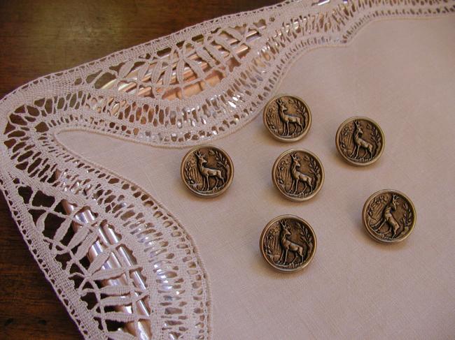 Belle série de 6 boutons de Vénérie en métal argenté, décor de cerf et chêne