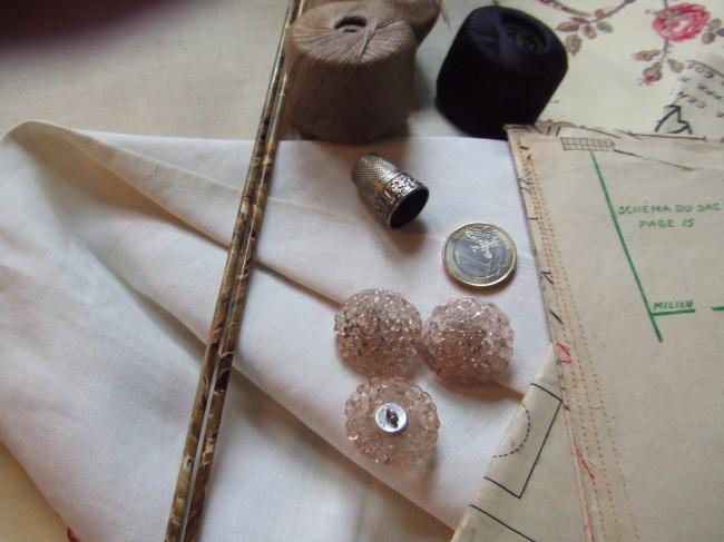 Joli bouton en module, fait de petites larmes transparentes, beige rosé clair
