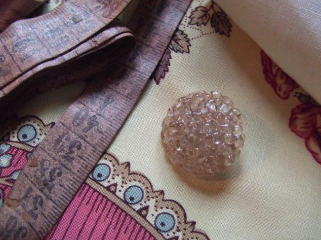 Joli bouton en module, fait de petites larmes transparentes, beige rosé clair