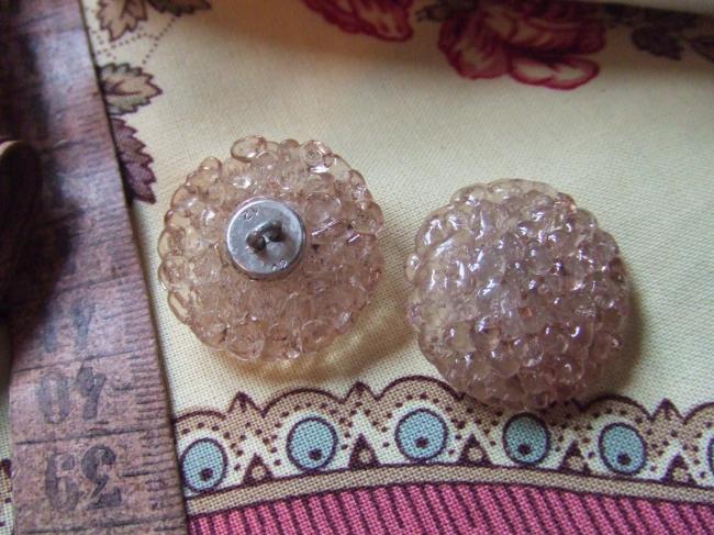 Joli bouton en module, fait de petites larmes transparentes, beige rosé clair
