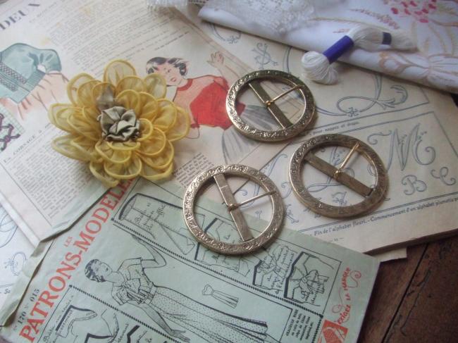 Superbe boucle de ceinture ronde en métal doré avec petites fleurs & feuilles MM