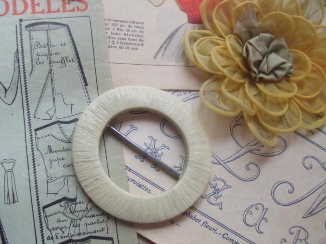 Très jolie boucle de ceinture ronde en bakélite de couleur ivoire
