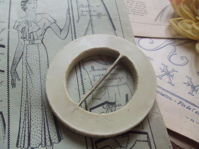 Très jolie boucle de ceinture ronde en bakélite de couleur ivoire
