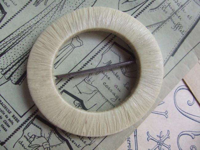 Très jolie boucle de ceinture ronde en bakélite de couleur ivoire