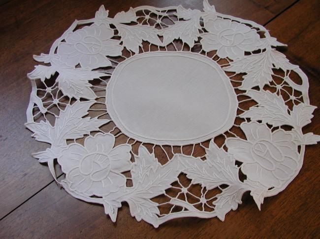 Superb round vase centre with Richelieu embroidered vine leaves