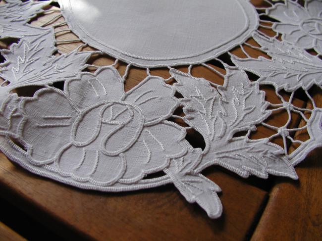 Superb round vase centre with Richelieu embroidered vine leaves