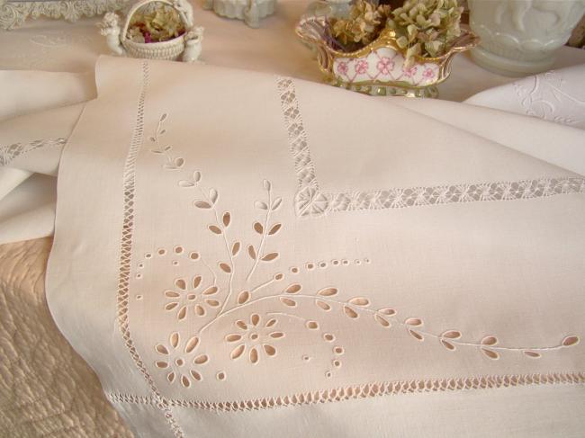 Linge ancien: nappe en pur fil de lin, ajourée et brodée de fleurs & chiffrée LC