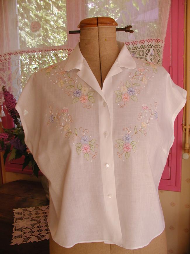 Adorable chemisier blanc brodé de fleurs et appliqués de couleur 1950