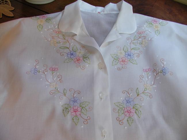 Adorable chemisier blanc brodé de fleurs et appliqués de couleur 1950