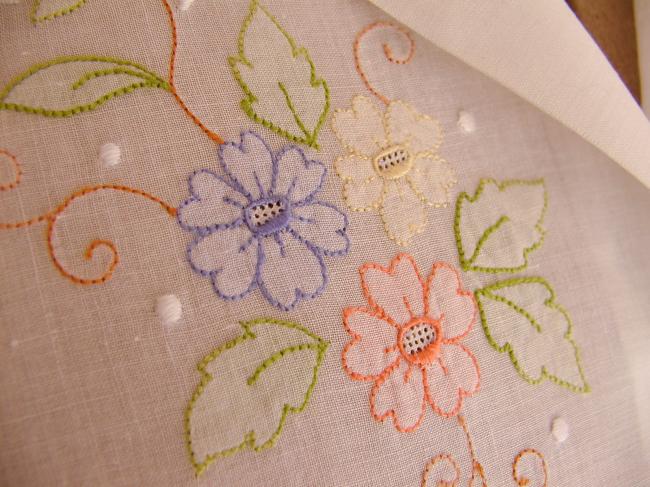 Adorable chemisier blanc brodé de fleurs et appliqués de couleur 1950