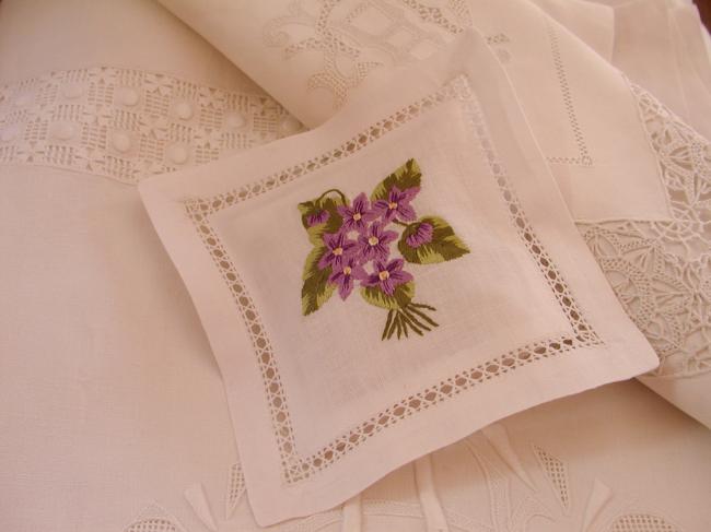 Romantique coussinet de lavande ajouré et brodé main d'un bouquet de violettes