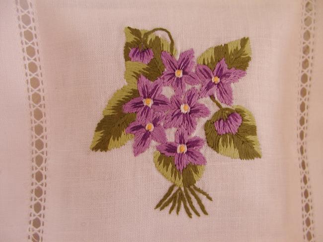 Romantique coussinet de lavande ajouré et brodé main d'un bouquet de violettes