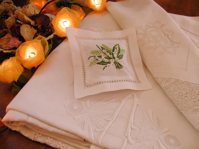 Romantique coussinet de lavande ajouré et brodé d'un bouquet de muguet