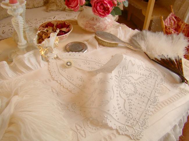 Merveilleux large col en linon avec une riche broderie ajourée de fleurs 1900