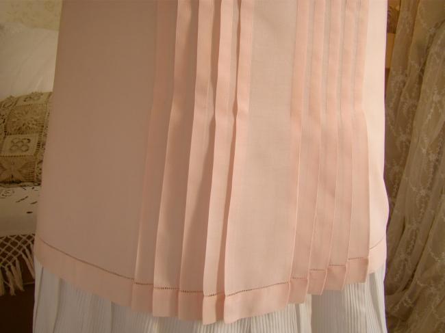 Magnifique combinaison en soie et coton rose, dentelle de Calais, 1930