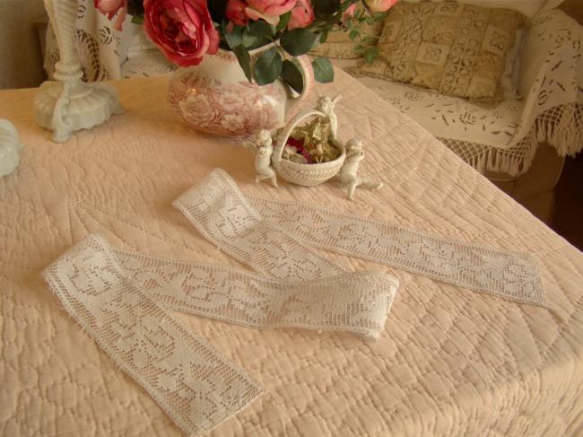 Très belle dentelle en filet à décor de feuilles d'acanthe, couleur blanc cassé