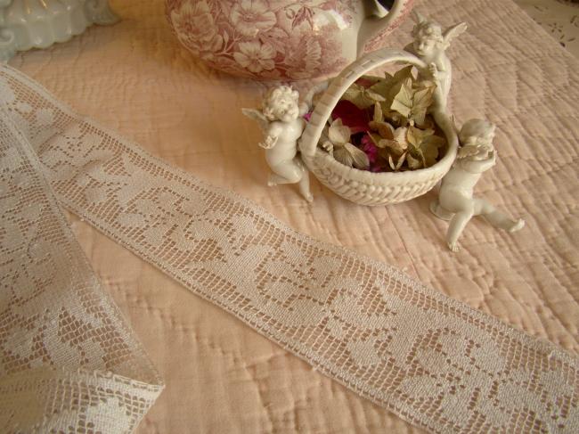 Très belle dentelle en filet à décor de feuilles d'acanthe, couleur blanc cassé