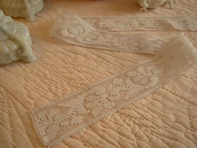 Très belle dentelle en filet à décor de feuilles d'acanthe, couleur blanc cassé